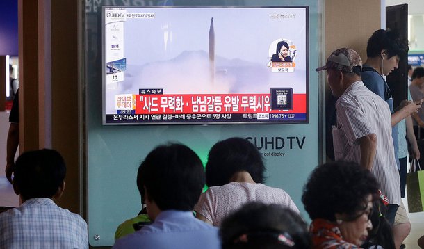 Coreia do Norte lançou um míssil balístico que atingiu pela primeira vez áreas dentro ou próximas a águas controladas pelo Japão, no mais recente ato em uma série de lançamentos do país, em ato de desafio às resoluções do Conselho de Segurança da Organização das Nações Unidas; míssil teria atingido a zona de exclusão econômica do Japão, aumentando as tensões regionais; primeiro-ministro japonês, Shinzo Abe, descreveu o lançamento como uma "grave ameaça" e informou que as forças de defesa irão permanecer em alerta em caso de novos lançamentos