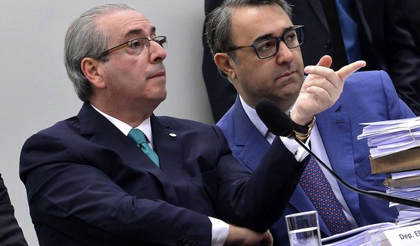 Reunião pode definir o futuro político do deputado nesta terça-feira 14; "Ainda estou decidindo se vou pessoalmente", disse Eduardo Cunha (PMDB-RJ), que também criticou o que chamou de "manobras" realizadas por membros da comissão para adiar a votação pelo colegiado; "Não haverá nenhuma surpresa sobre a renúncia. Eles têm que votar a pauta. Engraçado que me acusavam de fazer manobras e, agora, quem está manobrando para impedir a votação são eles", afirmou