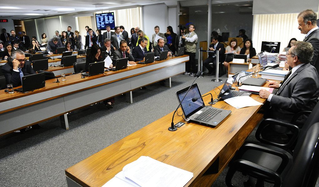 Comissão de Constituição e Justiça do Senado aprovou nesta quarta (3) o reajuste dos salários dos ministros do Supremo Tribunal Federal (STF); Pelo texto aprovado, que segue para análise da CAE, o valor passará dos atuais R$ 33.713,00 para R$ 36.763 este ano e R$ 39.298, em janeiro de 2017; relator da matéria, o senador José Maranhão (PMDB-PB) justificou o parecer favorável ao aumento, lembrando que o valor está defasado em relação à inflação e que foi reajustado pela última vez em janeiro de 2015. Se for aprovado na CAE, o texto seguirá para o plenário do Senado