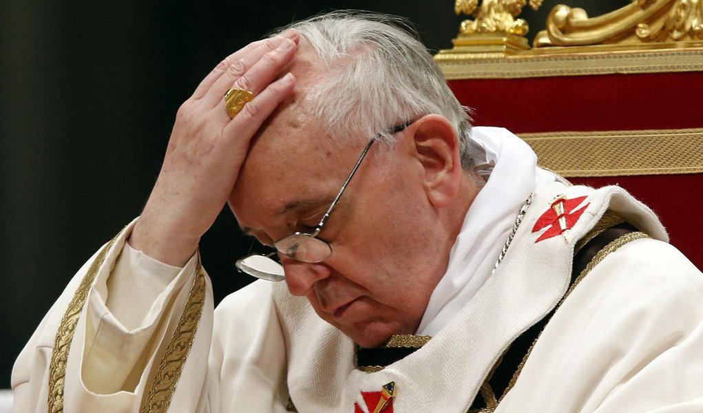 Francisco disse que ataques terroristas em Paris são injustificáveis e que o deixaram abalado e triste; "Não há justificativa para essas coisas", disse, com uma voz extremamente triste em um telefonema a uma estação de televisão italiana católica; "Isso não é humano", disse o papa, acrescentando que estava orando pelas vítimas, suas famílias e todas as pessoas da França