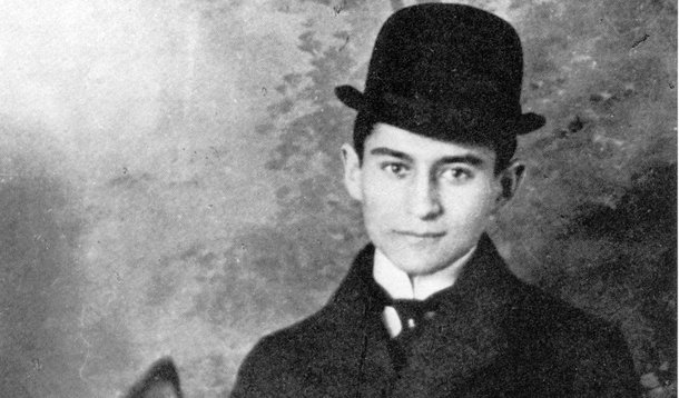 Poderia ter sido apenas uma noite maldormida, comum a qualquer pessoa, mas os sonhos intranquilos de Gregor Samsa marcaram a história da literatura mundial. Ao despertar, o caixeiro-viajante “encontrou-se em sua cama metamorfoseado num inseto monstruoso. Estava deitado sobre suas costas duras como couraça e, ao levantar um pouco a cabeça, viu seu ventre abaulado, marrom, dividido por nervuras arqueadas”; assim começou um dos livros mais famosos de Franz Kafka, que completa 100 anos