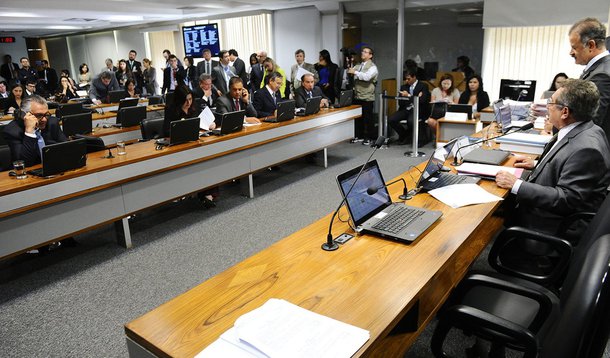 Comissão de Constituição e Justiça do Senado aprovou nesta quarta (3) o reajuste dos salários dos ministros do Supremo Tribunal Federal (STF); Pelo texto aprovado, que segue para análise da CAE, o valor passará dos atuais R$ 33.713,00 para R$ 36.763 este ano e R$ 39.298, em janeiro de 2017; relator da matéria, o senador José Maranhão (PMDB-PB) justificou o parecer favorável ao aumento, lembrando que o valor está defasado em relação à inflação e que foi reajustado pela última vez em janeiro de 2015. Se for aprovado na CAE, o texto seguirá para o plenário do Senado