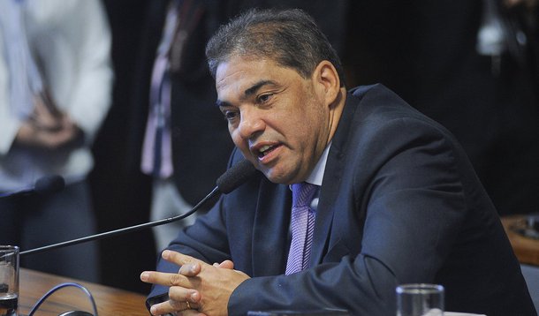 O senador Hélio José (PMDB-DF) foi flagrado em gravações divulgadas na internet dizendo que consegue nomear “a melancia que quiser”; o político se referia ao cargo de superintendente da Secretaria de Patrimônio da União; a gravação foi feita nesta terça (2) na sede da SPU-DF; nos trechos divulgados, José comenta a indicação de um ex-assessor de gabinete, Francisco Nilo Gonsalves Júnior, para o cargo de superintendente do órgão distrital