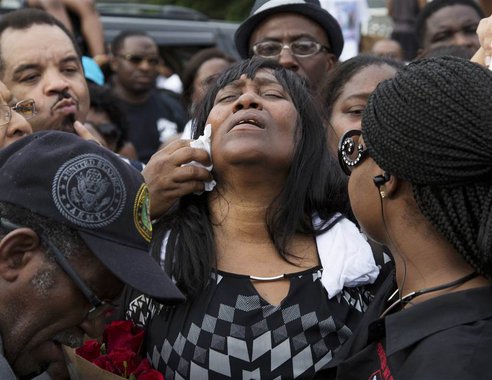 Diversos policiais foram atingidos por tiros neste domingo em Baton Rouge, Louisiana, Estados Unidos, e foram levados para o hospital, disseram o prefeito da cidade e um porta-voz da polícia local à uma afiliada da rede de TV ABC. Segundo a rede CBS, dois policiais morreram no incidente