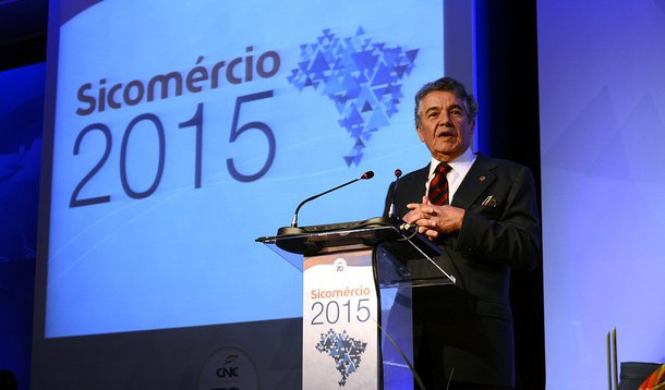 Ministro do Supremo Tribunal Federal (STF) Marco Aurélio Mello criticou duramente a carga tributária nacional e se disse contrário à proposta de recriar a "famigerada" CPMF, "um tributo que, no correr dos anos, talvez tenha sido tomado como permanente; mudou, inclusive, de gênero, de imposto a contribuição. Minha ótica é que qualquer tributo a esta altura configura verdadeiro confisco"; declaração  foi feita nesta quinta, durante congresso realizado pela Confederação Nacional do Comércio de Bens, Serviços e Turismo (CNC); ministro também  classificou a crise política como um "desentendimento", já que a Constituição Federal prevê a existência de poderes independentes e, acima de tudo, harmônicos