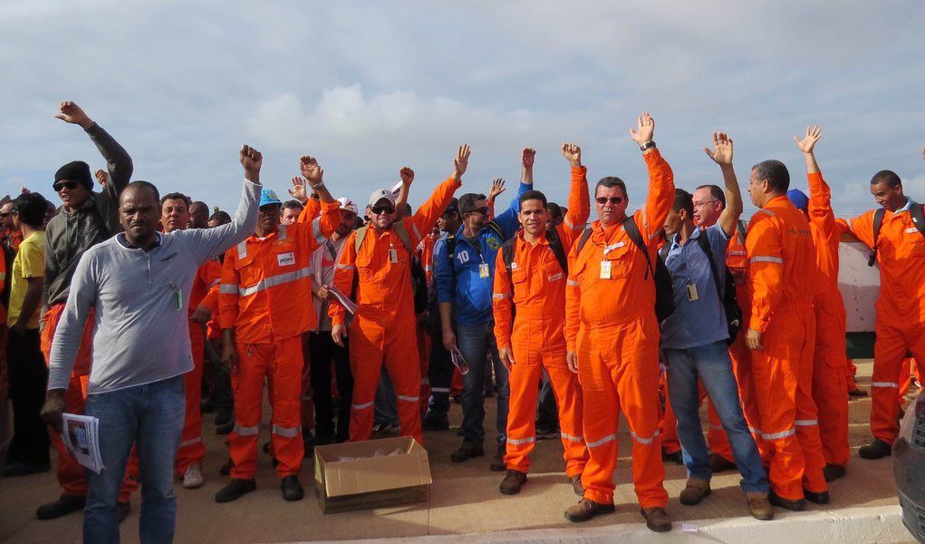 Trabalhadores ligados a Federação Única dos Petroleiros (FUP) iniciam, neste domingo (6), greve por tempo indeterminado; paralisação deve atingir todas as unidades administrativas e operacionais da Petrobras e da subisiária Transpetro, subsidiária da estatal, segundo a FUP, greve fser´pa deflagrada pelo novo plano de negócios da Petrobras que "prevê a venda de US$ 57,7 bilhões em ativos, além de cortes de US$ 76 bilhões em investimentos e despesas, ou seja, representa um verdadeiro desmonte da empresa", disse a FUP por meio de um comunicado