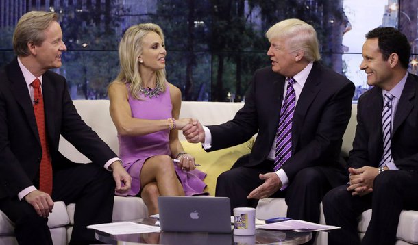 presidente eleito dos Estados Unidos, Donald Trump, disse que não vai realocar a sala de imprensa da Casa Branca para um espaço maior, mas sim escolher os representantes da mídia que terão acesso ao local; "Não vamos nos mudar. Mas algumas pessoas da imprensa não serão autorizadas a entrar", disse Trump ao programa "Fox &amp; Friends"; republicano disse também que não deixará de usar o Twitter, para "contra-atacar à mídia desonesta"