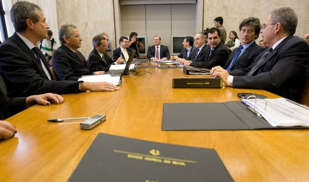 Em uma decisão sem surpresas, o Comitê de Política Monetária decidiu nesta quarta (27) manter a taxa básica de juros, Selic, em 14,25% ao ano pela sexta reunião seguida; a grande novidade, como esperavam alguns economistas, foi a votação unânime; nas últimas reuniões, o diretor de Liquidez, Sidnei Corrêa Marques, e o diretor de Assuntos Internacionais, Tony Volpon, votaram por um aumento de 0,5 ponto percentual na taxa básica de juros, divergindo dos seis demais colegas
