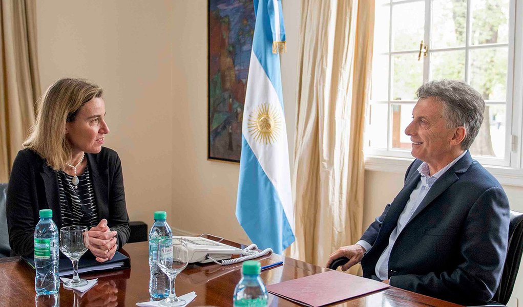 Em meio a esforços da Argentina para se aproximar da União Europeia (UE), o presidente Mauricio Macri foi recebido pela chefe da Diplomacia da UE, a italiana Federica Mogherini, em Bruxelas, na Bélgica; Mogherini destacou ainda o papel-chave de Buenos Aires para o avanço das negociações com o Mercosul e também comentou a intenção do Banco Europeu de Investimentos de retomar suas atividades na Argentina; Desde que assumiu o Poder, em dezembro do ano passado, Macri tem tentado se aproximar da UE, a fim de fechar um acordo de livre comércio entre o bloco europeu e o Mercosul, travado anteriormente por exigências do governo de Cristina Kirchner, assim como dos Estados Unidos