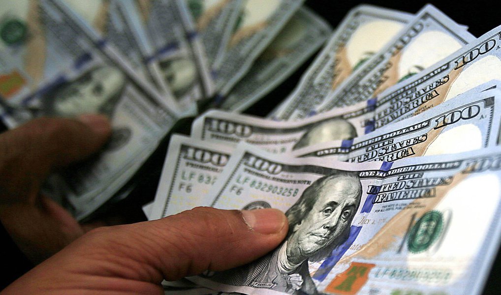 Num dia de oscilações no mercado financeiro, a moeda norte-americana voltou a superar R$ 3,90, mas encerrou a semana em queda; o dólar comercial fechou esta sexta (5) vendido a R$ 3,91, com alta de R$ 0,016 (0,41%); apesar da alta, o dólar fechou a semana com queda de 2,84% e acumula queda de 0,96% no ano