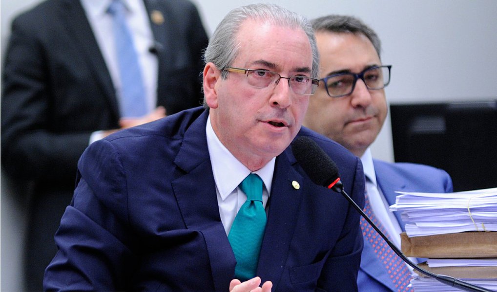 Supremo Tribunal Federal negou nesta quinta-feira, 2, por unanimidade, recurso do deputado afastado Eduardo Cunha (PMDB-RJ) contra abertura de ação penal na qual ele passou à condição de réu nas investigações da Operação Lava Jato; relator da ação, ministro Teori Zavascki, entendeu que não há contradições no acórdão do julgamento; em março, a Corte entendeu que há indícios de que Cunha recebeu US$ 5 milhões de propina por um contrato de navios-sondas da Petrobras e determinou abertura de ação penal