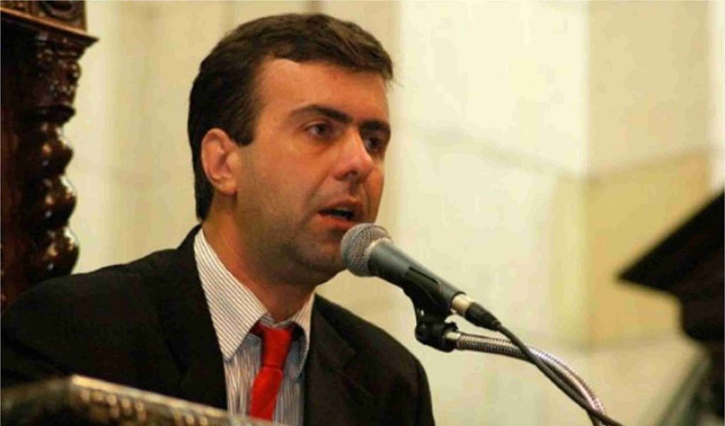O deputado estadual Marcelo Freixo (Psol), candidato à Prefeitura do Rio, ironiza as críticas que recebeu por ter declarado à Justiça Eleitoral um patrimônio de exíguos R$ 5 mil; “Estranho é o Cabral ter mansão em Mangaratiba ganhando o mesmo que eu”, ataca; aos 49 anos, ele tem apenas 11 segundos na propaganda eleitoral no rádio e na TV; “Só o Bolt”, brinca; questionado sobre como reage quando alguém diz que ele “defende bandido”, Freixo é mordaz: “Nunca me filiei ao PMDB“