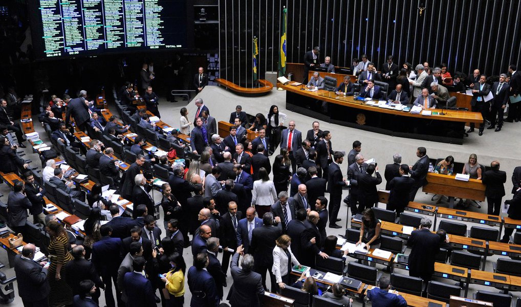 Presidente interino da Casa, Waldir Maranhão (PP-MA), voltou atrás e remarcou a eleição para 17h30; pouco antes, ele havia definido para as 19h, depois que fosse finalizada a votação na Comissão de Constituição e Justiça (CCJ) do recurso do deputado afastado Eduardo Cunha (PMDB-RJ) contra sua cassação