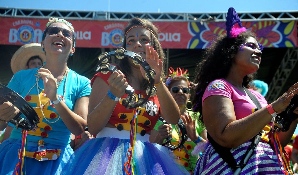 Bloco Sargento Pimenta, que toca músicas do quarteto de Liverpool misturadas a ritmos brasileiros, arrastou uma multidão com cerca de 180 mil pessoas nesta segunda-feira, 8; fãs acompanharam a banda e cantaram músicas como Yeallow Submarine e I want to Hold Your Hand, acompanhados por 150 ritmistas