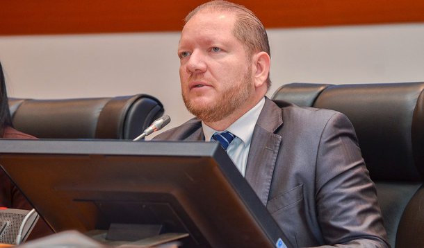 O deputado estadual Othelino Neto (PCdoB) saiu em defesa do governo contra as acusações da oposição de que as obras em andaento no Maranhão com recursos do Banco Nacional de Desenvolvimento (Econômico e Social (BNDES) estariam paradas; Othelino lembrou que o governador Flávio Dino (PCdoB), afrmou que as obras estão em andamento e que as paralisações só aconteceram onde foram identificadas irregularidades graves, em casos de abandono ou falência das construtoras, além de falta de projetos ou licenças; "E sabe por que as construtoras faliram? Não foi porque este governo atual não pagou. Foi porque o governo anterior contratou de qualquer jeito, mandou fazer e não pagou. Deu calote nas empresas e as construtoras faliram", disparou o parlamentar