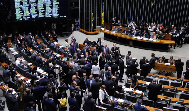 Presidente interino da Casa, Waldir Maranhão (PP-MA), voltou atrás e remarcou a eleição para 17h30; pouco antes, ele havia definido para as 19h, depois que fosse finalizada a votação na Comissão de Constituição e Justiça (CCJ) do recurso do deputado afastado Eduardo Cunha (PMDB-RJ) contra sua cassação