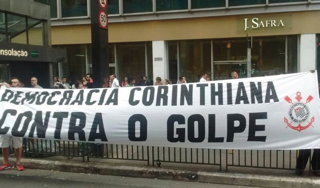 Grupo Torcedores pela Democracia está convidando torcedores de diversos times do Rio de Janeiro para um ato em defesa da democracia e do mandato da presidente Dilma Rousseff; "Se trata de reagir, de defender o voto e de dizer que não vamos engolir a seco esta ofensiva! Nós, torcedores dos times do Rio de Janeiro, não concordamos com o impeachment da presidenta Dilma, pois, não houve crime de responsabilidade", diz o grupo, que declarou apoio ao protesto realizado pela torcida do Corinthians; evento acontecerá no próximo sábado, 9, a partir das 10 horas, na estátua de Belini, no estádio do Maracanã