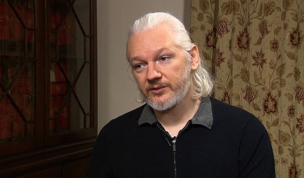 Promotoria sueca quer permissão para interrogar na sua embaixada, em Londres, o fundador do site Wikileaks, Julian Assange sobre as acusações de estupro que pesam sobre ele, um crime que ele nega; o australiano, vive recluso na embaixada desde junho de 2012; com ordem de prisão europeia, se recusa voltar para a Suécia por medo de ser extraditado para os Estados Unidos, onde foi censurada a publicação do Wikileaks, em 2010, de 500.000 documentos classificados sobre Iraque e Afeganistão, assim como 250.000 comunicações diplomáticas