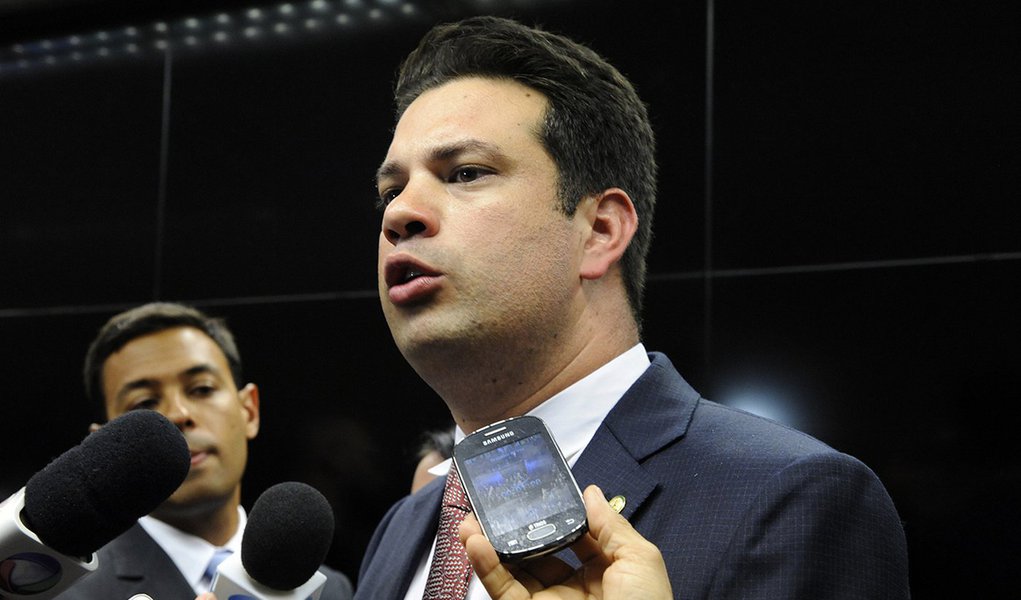 Para o líder do PMDB na Câmara, Leonardo Picciani (RJ), o não cumprimento das metas fiscais está resultando em efeitos mais negativos para a população do que a eventual volta da CMPF; "A grande trava da nossa economia não é a falta de dinheiro e não é a falta de fundamentos, porque existem linhas de créditos e existem fontes de financiamentos e de investimentos", afirma; "Não basta ao Congresso ser contra a CPMF. É preciso discutir ou apresentar uma outra solução ou uma proposta", disse o líder peemedebista, durante o programa Espaço Público, da TV Brasil