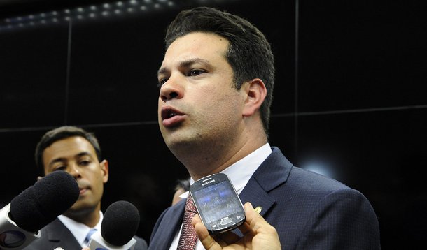 Para o líder do PMDB na Câmara, Leonardo Picciani (RJ), o não cumprimento das metas fiscais está resultando em efeitos mais negativos para a população do que a eventual volta da CMPF; "A grande trava da nossa economia não é a falta de dinheiro e não é a falta de fundamentos, porque existem linhas de créditos e existem fontes de financiamentos e de investimentos", afirma; "Não basta ao Congresso ser contra a CPMF. É preciso discutir ou apresentar uma outra solução ou uma proposta", disse o líder peemedebista, durante o programa Espaço Público, da TV Brasil