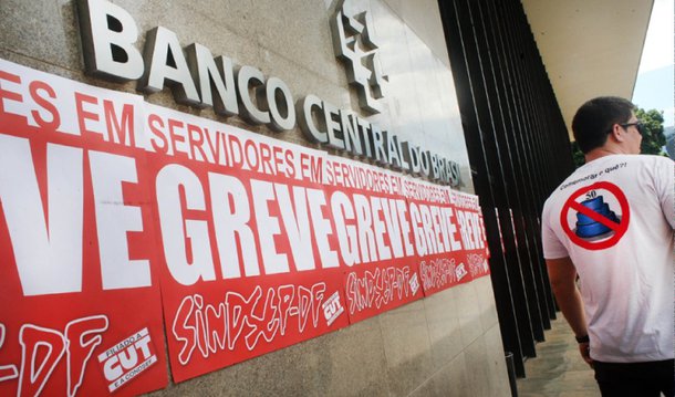 O funcionalismo público está fazendo articulações para aprovar uma onda de greves diante da demora para a aprovação dos reajustes acertados ainda no governo de Dilma e sancionados pelo presidente interino Michel Temer; técnicos do Banco Central cruzaram os braços; a paralisação vai durar 48 horas; na quinta-feira (14), será a vez de os funcionários da Receita Federal suspenderem as atividades; eles vão parar dois dias por semana