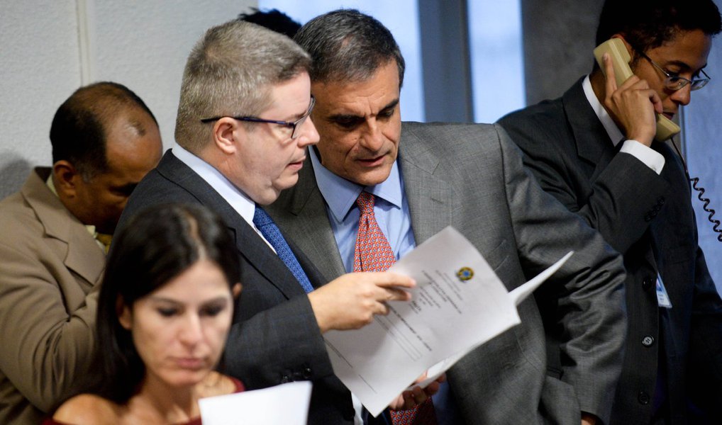 O relator da comissão, senador Antonio Anastasia (PSDB-MG), deu parecer favorável à dispensa, gerando polêmica entre os senadores que são contrários ao impeachment; o advogado de Dilma, José Eduardo Cardozo, protestou contra a dispensa das testemunhas e contra a imposição do limite de 3 minutos para as respostas dos depoentes; Cardozo alegou que entendia a imposição de limite para as perguntas dos senadores, mas não para as repostas