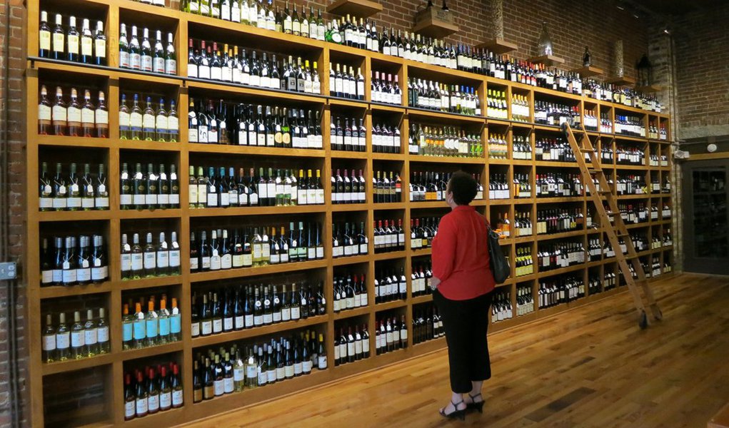 A MP prevê aumento do Imposto sobre Produtos Industrializados (IPI) incidente nos vinhos, mas com redução do percentual a cada ano (de 6% em 2016 para 5% em 2017), e fixa o teto de 17% para a tributação sobre a cachaça. A matéria agora segue para sanção da Presidência da República; quanto aos produtos de informática, o texto propõe a retomada da isenção do PIS/Pasep e da Cofins de forma parcial em 2017 e em 2018 (50%); a partir de 2019, a isenção volta a ser concedida de forma integral