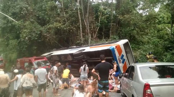 Instituto Médico Legal (IML) de Angra dos Reis liberou os 15 corpos das vítimas do acidente de ônibus ocorrido no último domingo (6), em Paraty, no litoral sul do Estado; testemunhas e vítimas, dentre as quais os mais de 60 feridos no acidente, estão sendo ouvidas pela Delegacia de Paraty (167ª DP); promotor Alexandre Veras, da 2ª Promotoria de Justiça de Tutela Coletiva do Núcleo de Angra dos Reis, disse que poderá ingressar com uma ação civil pública por improbidade administrativa contra os gestores municipais de Paraty, dependendo do resultado das investigações