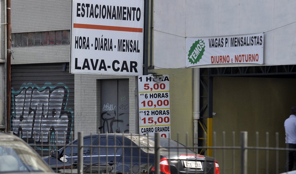 O Supremo Tribunal Federal (STF) declarou a inconstitucionalidade de lei paranaense que estabelecia regras para a cobrança em estacionamentos; a decisão foi tomada no julgamento da Ação Direta de Inconstitucionalidade (ADI) 4862, ajuizada pela Confederação Nacional do Comércio de Bens, Serviços e Turismo (CNC); a entidade sustentou na ação que a lei, do Estado do Paraná, ofende o artigo 1º Constituição Federal, que explicita a livre iniciativa como um dos fundamentos da República brasileira