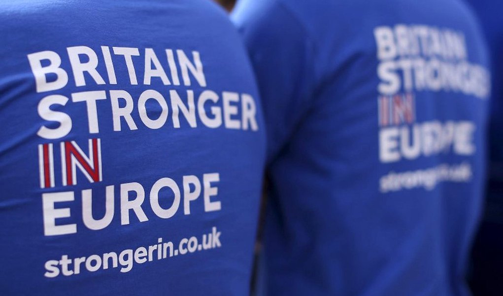 Um dia depois que o Reino Unido decidiu deixar a União Europeia, uma petição pública no Parlamento britânico para que seja realizado outro referendo sobre a decisão já conta com 1,5 milhão de assinaturas; texto, impulsionado por um cidadão identificado como William Oliver Healey, pede aos deputados a "implementação de uma norma pela qual se o voto para sair ou ficar (na UE) for inferior a 60%, com uma participação inferior de 75%, deveria ser convocado outro referendo; londrinos fizeram um protesto contra o resultado do referendo