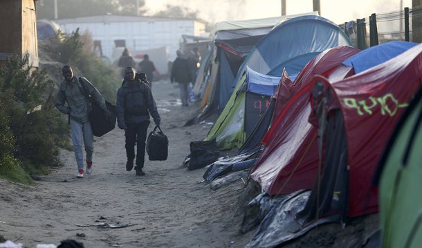 Imigrantes se lançaram contra barreiras policiais do lado de fora do campo de Calais nesta terça-feira 25), esperando um processamento de seus pedidos de asilo enquanto funcionários do governo se preparavam para começar a desmontar a vasta cidadela improvisada conhecida como "Selva"; Não houve uma reprise das rixas com forças de segurança vistas no final de semana, e autoridades francesas disseram que as etapas iniciais da operação de desmonte estavam transcorrendo pacificamente