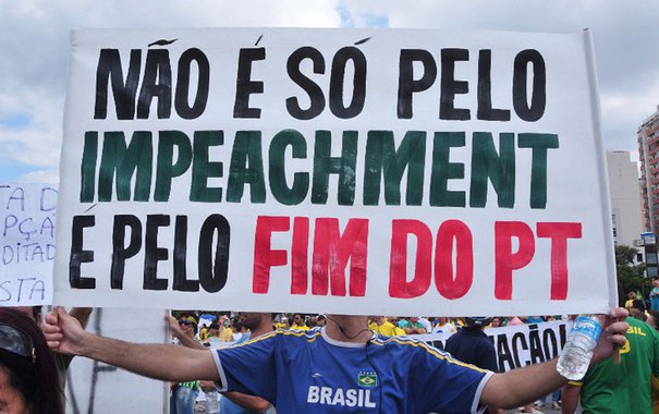 Para o jornalista Francisco Julio Xavier, colunista da Revista Fórum, as pessoas estão cansadas do roubo, por isso votam naqueles "em que os roubos jamais sairão em primeira página dos jornais tradicionais"; "Entendam que a máfia da roubalheira está no Brasil há séculos, passando de geração a geração. O PT está no poder a pouco mais de 10 anos. Os velhos partidos dominam as mídias e a política, e consequentemente a roubalheira, há muito tempo", afirma