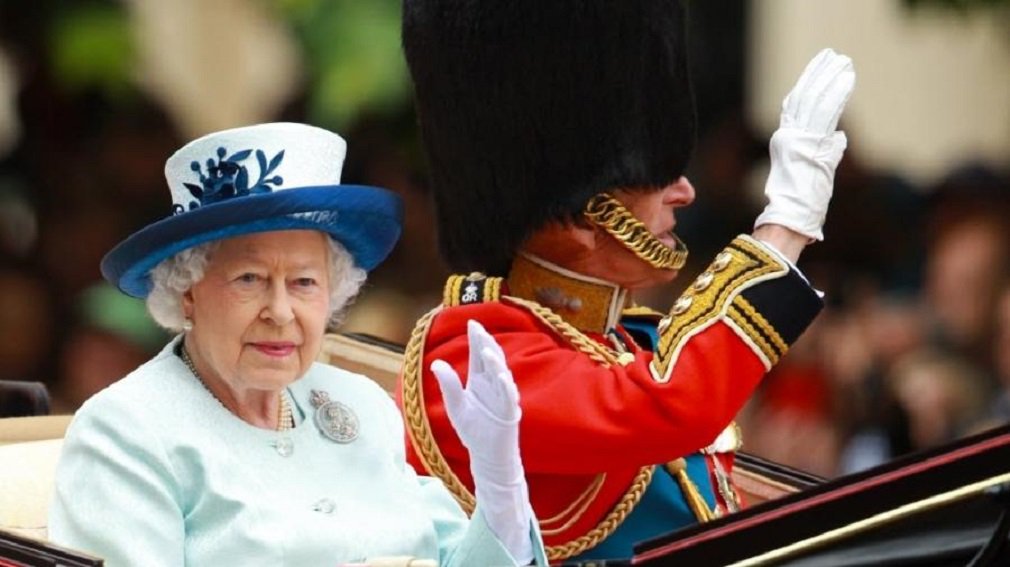 Episódio foi relatado por um guarda do Palácio de Buckingham, em entrevista à revista The Times; em noites de insônia, a rainha costuma deixar seu quarto para dar uma volta pelo palácio; o guarda da rainha contou que estava em patrulha dentro das paredes do palácio às 3 da manhã, vários anos atrás, quando ele viu uma figura na escuridão; pensando que tinha visto um intruso, ele gritou: “Quem é?”; para sua surpresa, era a rainha; o homem acabou falando para a rainha: “Maldito inferno, Majestade, eu quase atirei em você”, disse