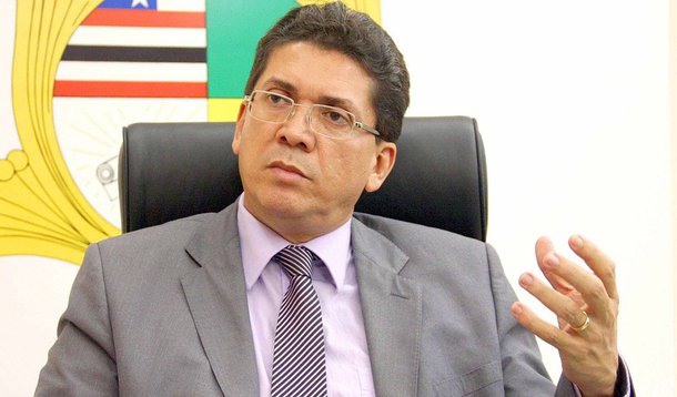 Secretário de Segurança, Jefferson Portela, reagiu às críticas feitas pela deputada Andrea Murad; “Aos ataques injustos e covardes dessa deputada irresponsável chamada Andrea Murad, respondo com trabalho. Com sua língua de serpente a deputada segue a insana trajetória que lhe foi ensinada. É uma filha *temporã da ditadura, contemporânea de Adriano Sarney, príncipe sem reinado”, disparou Portela; para a deputada, filha do ex-secretário da SES, Ricardo Murad, Portela demonstra não ter condições de continuar no cargo diante da escalada de assaltos a bancos no Maranhão
