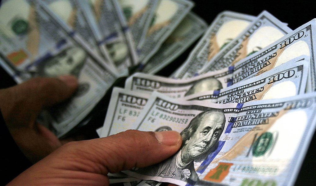 Moeda americana está em queda nesta terça-feira, 8, após o anúncio de aumento de leilão para venda de até US$ 3 bilhões das reservas internacionais, feito do Banco Central (BC) no mercado de câmbio; às 13h29, o dólar estava cotado a R$ 3,8065, com queda de 1,35%; na mínima do dia, às 9h40, a cotação ficou em R$ 3,7825; na última sexta-feira, o dólar fechou cotado a R$ 3,8605, com alta de 2,68%, a cotação é a mais alta desde outubro de 2002