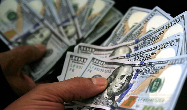 Moeda americana está em queda nesta terça-feira, 8, após o anúncio de aumento de leilão para venda de até US$ 3 bilhões das reservas internacionais, feito do Banco Central (BC) no mercado de câmbio; às 13h29, o dólar estava cotado a R$ 3,8065, com queda de 1,35%; na mínima do dia, às 9h40, a cotação ficou em R$ 3,7825; na última sexta-feira, o dólar fechou cotado a R$ 3,8605, com alta de 2,68%, a cotação é a mais alta desde outubro de 2002