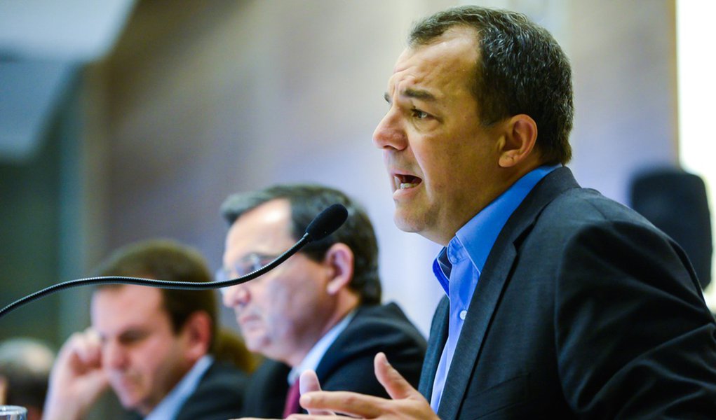 Ministério Público do Rio de Janeiro ingressou com ação por ato de improbidade administrativa contra o ex-governador Sérgio Cabral (PMDB), e a empresa Michelin, por não recolhimento de ICMS devido a isenções fiscais; segundo o MP, o decreto de Cabral que concedeu o benefício mais o seu contrato de financiamento são ilegais; "O ex-governador concedeu um benefício que não tinha o respectivo convênio com o Confaz. Ele fez na prática o financiamento da compra de maquinário da Michelin com o ICMS", disse o promotor