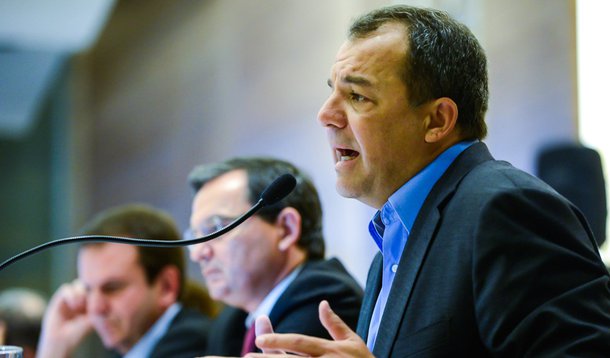 Ministério Público do Rio de Janeiro ingressou com ação por ato de improbidade administrativa contra o ex-governador Sérgio Cabral (PMDB), e a empresa Michelin, por não recolhimento de ICMS devido a isenções fiscais; segundo o MP, o decreto de Cabral que concedeu o benefício mais o seu contrato de financiamento são ilegais; "O ex-governador concedeu um benefício que não tinha o respectivo convênio com o Confaz. Ele fez na prática o financiamento da compra de maquinário da Michelin com o ICMS", disse o promotor