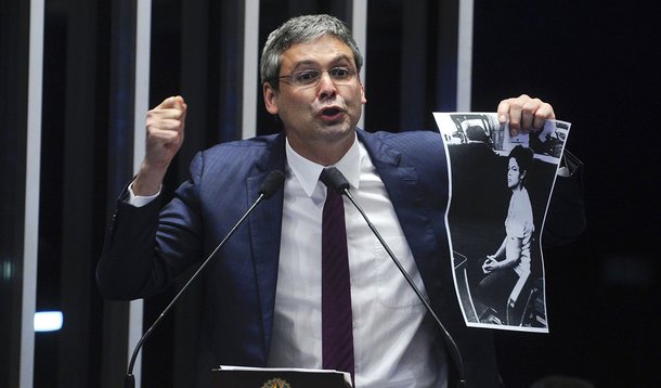 Assim como Émile Zola escreveu seu célebre "J'accuse", o senador Lindbergh Farias (PT-RJ) também produziu um discurso histórico, o seu "Eu acuso", em que aponta as forças responsáveis pelo golpe parlamentar de 2016; "Eu acuso Eduardo Cunha e Michel Temer de liderarem uma conspiração parlamentar contra o seu mandato, que culminou naquela sessão de 17 de abril, que foi chamada de uma assembleia de bandidos comandada por um bandido", disse ele, que comparou o Senado ao tribunal de exceção que julgou Dilma quando jovem; "a Globo, que há três anos pedia desculpas ao País por seu apoio ao golpe militar de 1964, agora embarca em outro golpe"; assista