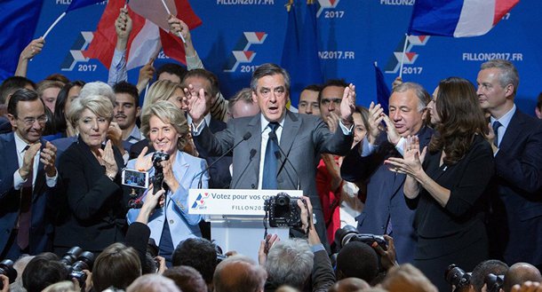 François Fillon, eleito neste domingo (27) para concorrer pela centro-direita francesa às eleições de 2017, ganharia largamente a corrida contra a candidata de extrema-direita Marine Le Pen, segundo uma pesquisa da Harris Interactive; no segundo turno, Fillon ganharia com 67% contra 33% para Le Pen