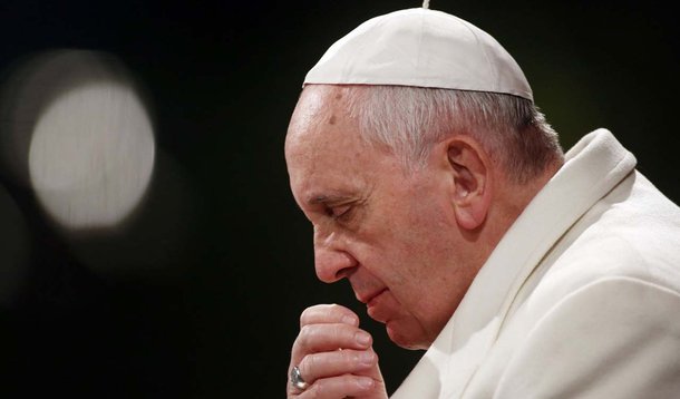 Francisco anunciou durante a tradicional cerimônia do Ângelus, que visitará as cidades atingidas pelo forte terremoto ocorrido na Itália na última quarta-feira (24); antes de rezar a oração da Ave Maria pelas vítimas com todos os milhares de fiéis que estavam na Praça São Pedro, no Vaticano, o papa ainda afirmou que quer fazer a visita para levar seu abraço de "pai e irmão" para os sobreviventes; ele também destacou que só a solidariedade é capaz de fazer com que todos vençam esses "testes sofridos"