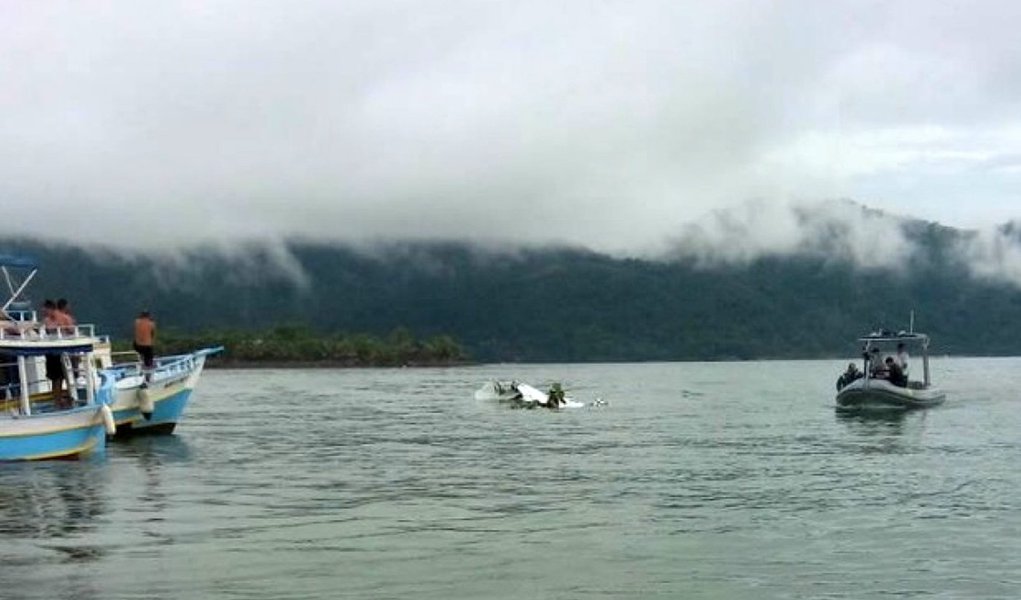 Os corpos de Teori, que tinha 68 anos, do empresário Carlos Alberto Fernandes Filgueiras, 69, dono do Hotel Emiliano, do piloto da aeronave, Osmar Rodrigues, 56, da massoterapeuta Maira Lidiane Panas Helatczuk, 23, e da professora Maria Ilda Panas, 55, foram retirados do local, e as equipes de resgate agora trabalham para recuperar os destroços da aeronave que caiu no mar na tarde de quinta-feira, 19; "Agora é retirar os destroços para serem entregues às autoridades aeronáuticas para que possam avançar nas investigações sobre a causa do acidente", disse Pércio Freire, subsecretário de Defesa Civil de Paraty