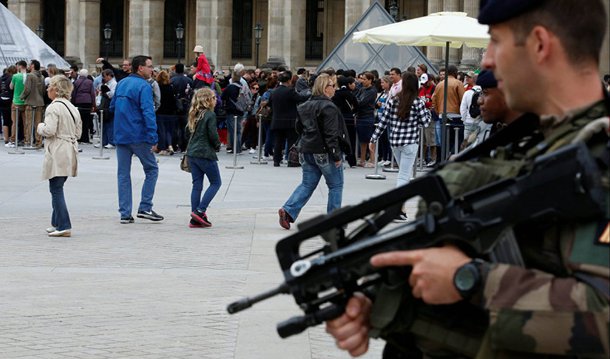 Museu do Louvre, em Paris, foi evacuado às pressas pela Polícia Armada francesa nesta quinta-feira, 21, por receios de uma ameaça terrorista, segundo informa o jornal britânico Mirror; ação da polícia foi desencadeada após a ativação de um alarme de incêndio que provocou pânico e tumulto entre os visitantes; França está em estado de emergência devido ao recente ataque na cidade de Nice, que matou mais de 80 pessoas e deixou mais de 120 feridos