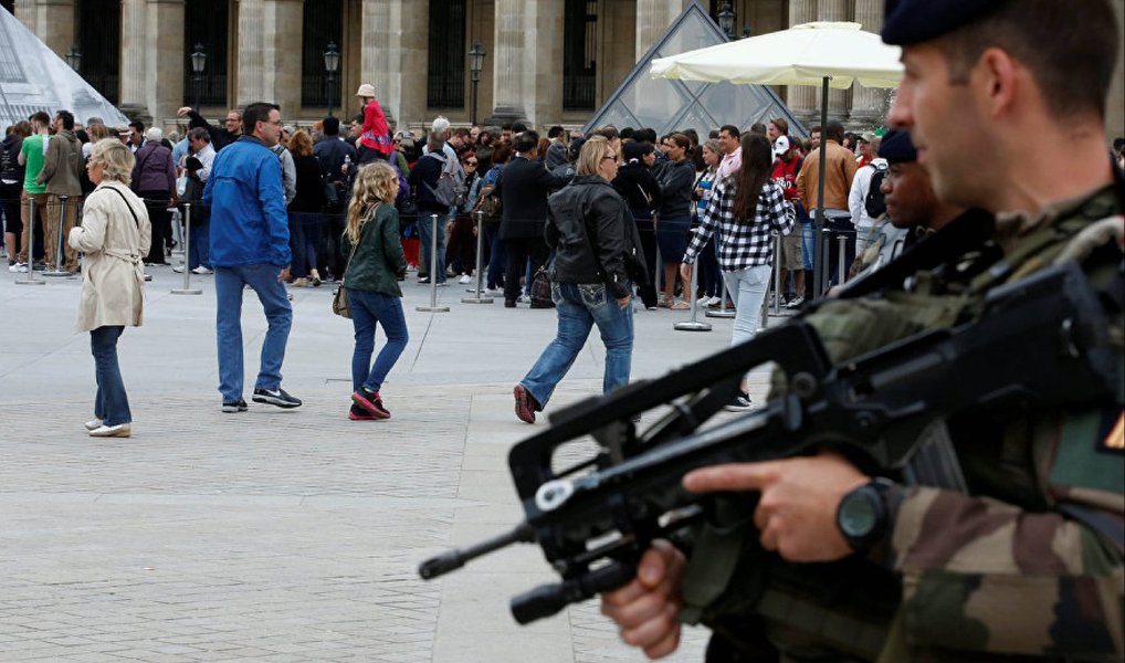 Museu do Louvre, em Paris, foi evacuado às pressas pela Polícia Armada francesa nesta quinta-feira, 21, por receios de uma ameaça terrorista, segundo informa o jornal britânico Mirror; ação da polícia foi desencadeada após a ativação de um alarme de incêndio que provocou pânico e tumulto entre os visitantes; França está em estado de emergência devido ao recente ataque na cidade de Nice, que matou mais de 80 pessoas e deixou mais de 120 feridos