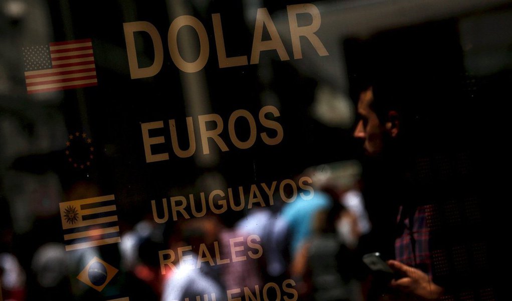 É o que aponta o Instituto de Finanças Internacionais; após alguns anos difíceis, os títulos e ações de mercados emergentes estão a caminho de outro ano de fuga de capitais provocada pela desaceleração do crescimento global e endividamento corporativo; a expectativa é de que tenha em 2016 saídas incluindo erros e omissões de 448 bilhões de dólares, segundo o instituto;o grupo afirmou que fortes saídas da China, que refletem preocupações com a moeda e crescimento, são o principal fator por trás das perdas em 2015