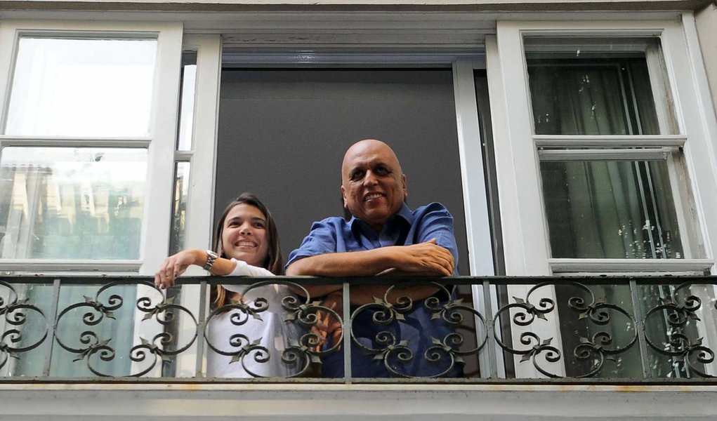 O governador do Rio de Janeiro, Luiz Fernando Pezão, permanecerá afastado para recuperação física dos efeitos colaterais da quimioterapia; Pezão está licenciado do cargo desde o final de março para tratar um câncer no sistema linfático