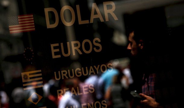 É o que aponta o Instituto de Finanças Internacionais; após alguns anos difíceis, os títulos e ações de mercados emergentes estão a caminho de outro ano de fuga de capitais provocada pela desaceleração do crescimento global e endividamento corporativo; a expectativa é de que tenha em 2016 saídas incluindo erros e omissões de 448 bilhões de dólares, segundo o instituto;o grupo afirmou que fortes saídas da China, que refletem preocupações com a moeda e crescimento, são o principal fator por trás das perdas em 2015