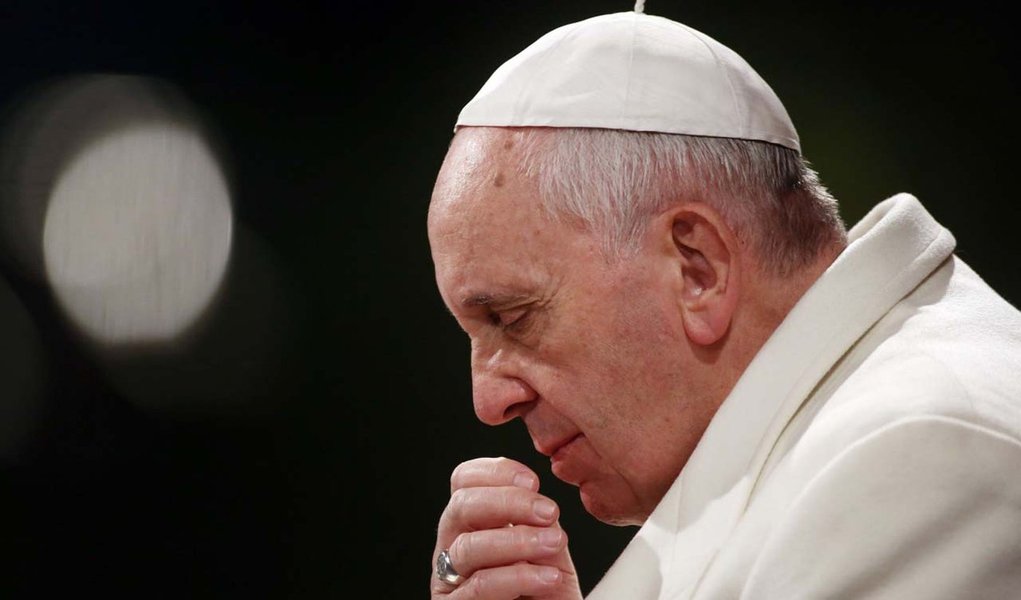 Francisco anunciou durante a tradicional cerimônia do Ângelus, que visitará as cidades atingidas pelo forte terremoto ocorrido na Itália na última quarta-feira (24); antes de rezar a oração da Ave Maria pelas vítimas com todos os milhares de fiéis que estavam na Praça São Pedro, no Vaticano, o papa ainda afirmou que quer fazer a visita para levar seu abraço de "pai e irmão" para os sobreviventes; ele também destacou que só a solidariedade é capaz de fazer com que todos vençam esses "testes sofridos"