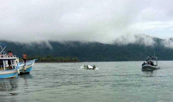 Os corpos de Teori, que tinha 68 anos, do empresário Carlos Alberto Fernandes Filgueiras, 69, dono do Hotel Emiliano, do piloto da aeronave, Osmar Rodrigues, 56, da massoterapeuta Maira Lidiane Panas Helatczuk, 23, e da professora Maria Ilda Panas, 55, foram retirados do local, e as equipes de resgate agora trabalham para recuperar os destroços da aeronave que caiu no mar na tarde de quinta-feira, 19; "Agora é retirar os destroços para serem entregues às autoridades aeronáuticas para que possam avançar nas investigações sobre a causa do acidente", disse Pércio Freire, subsecretário de Defesa Civil de Paraty