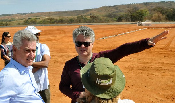 As obras para implantações da Etapa 1 do Aterro Sanitário de Brasília garantirão a segurança ambiental do empreendimento; as obras têm orçamento de R$ 112,9 milhões, sendo R$ 30,9 milhões o custo das obras de infraestrutura, e de R$ 82 milhões os de implantação e operação do aterro, executados durante cinco anos; o aterro, que terá 760 mil metros quadrados, foi projetado para receber 2,7 mil toneladas de rejeitos diariamente, e sua vida útil é de, aproximadamente, 13 anos, quando deve chegar atingir 8,13 milhões de toneladas; governador Rodrigo Rollemberg diz que o aterro garantirá a Brasília um "enorme salto civilizatório"
 